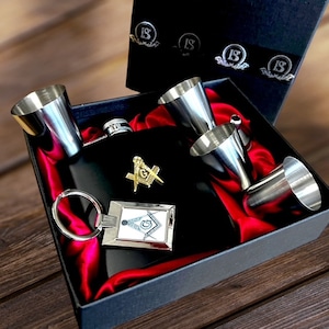 Set de regalo de lujo de 7 frascos masónicos con emblema dorado, 4 vasos de acero, embudo y llavero plateado en una hermosa caja de regalo. Francmasonería.