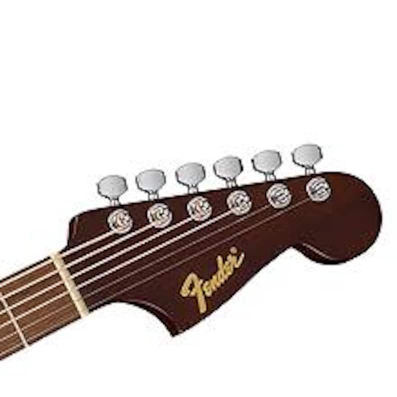 Puede incluir: Primer plano del clavijero de una guitarra ac&uacute;stica Fender marr&oacute;n. El clavijero presenta seis clavijas plateadas y el logotipo de Fender en escritura dorada. Se ven las cuerdas de la guitarra.