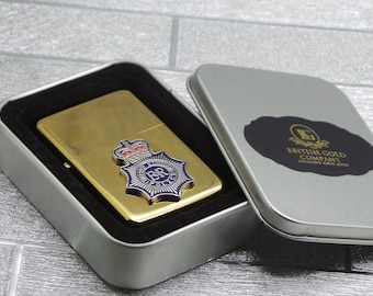 Gepersonaliseerde Britse politie gegraveerde sigarettenaansteker goud met op maat gemaakt Brits embleem-badge in metalen geschenkdoos sigaar BBQ-agent