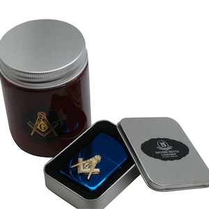 Vela de aromaterapia masónica personalizada en portavelas de cristal y encendedor con grabado masónico. Set de regalo de lujo. Regalos para la relajación y el pensamiento claro.