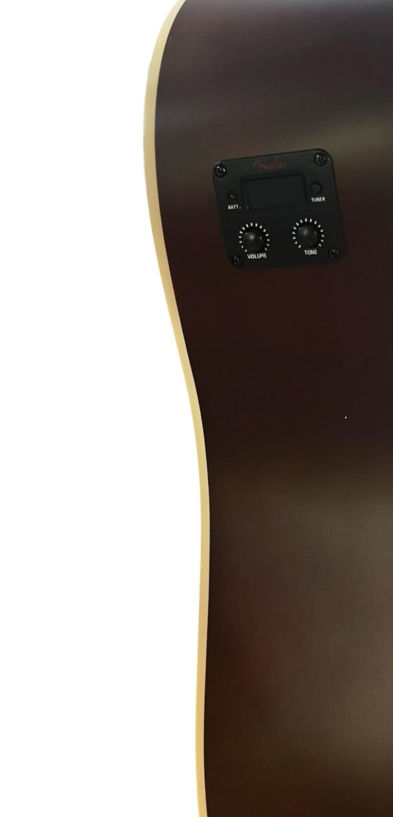 Puede incluir: Primer plano del cuerpo de una guitarra ac&uacute;stica marr&oacute;n oscuro con un borde color crema. Se ve un panel de control negro con perillas de volumen y tono. La guitarra tiene el logotipo de Fender.
