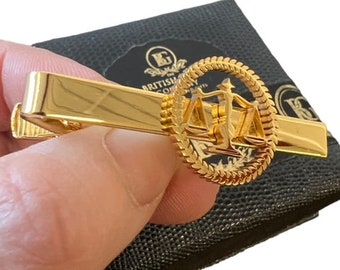 Alfiler de corbata de la Balanza de la Justicia en oro de 24 quilates: regalo para graduados de Derecho