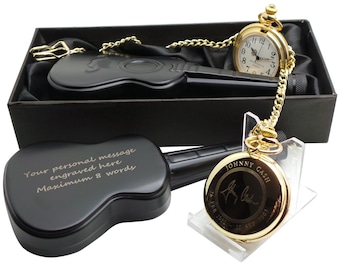 Reloj de bolsillo personalizado firmado por Johnny Cash revestido en oro de 24 quilates y petaca de guitarra grabada gratis. Juego de regalo de lujo con grabado personalizado incluido.