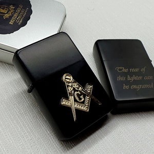 Vrijmetselaarsaansteker Gepersonaliseerde sigaret BBQ-sigaar in metalen geschenkdoos Op maat gegraveerde vrijmetselaars goud op zwart