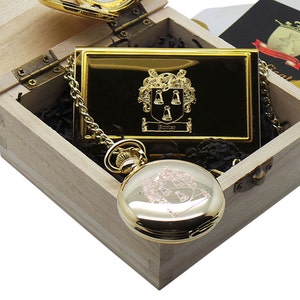 Reloj de bolsillo chapado en oro de 24 quilates con escudo de armas y apellido. Estuche para tarjetas de crédito, caja de regalo de lujo, certificado y escudo de apellido grabado personalizado.