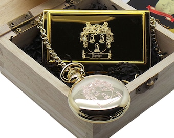 Reloj de bolsillo chapado en oro de 24 quilates con escudo de armas y apellido. Estuche para tarjetas de crédito, caja de regalo de lujo, certificado y escudo de apellido grabado personalizado.