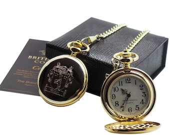 Puede incluir: Un reloj de bolsillo dorado con una cadena, abierto para revelar una esfera blanca con marcadores de hora romanos negros y agujas negras. La parte posterior del reloj está grabada con un escudo de armas.