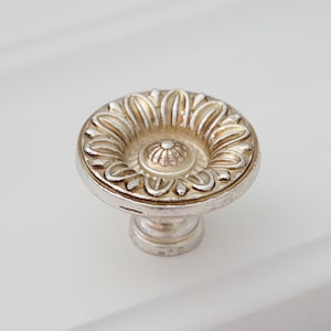 Antique Silver Knob Flower  Drawer Knobs Pull Handles Kitchen Cabinet Door Knobs Pulls Handles / Dresser Pull Handles Cupboard Knob Rustic