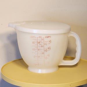 Vintage Tupperware 4 Cup Measuring Pitcher With Red and Blue Lettering With Flip Top Lid Mix N Stor #1288