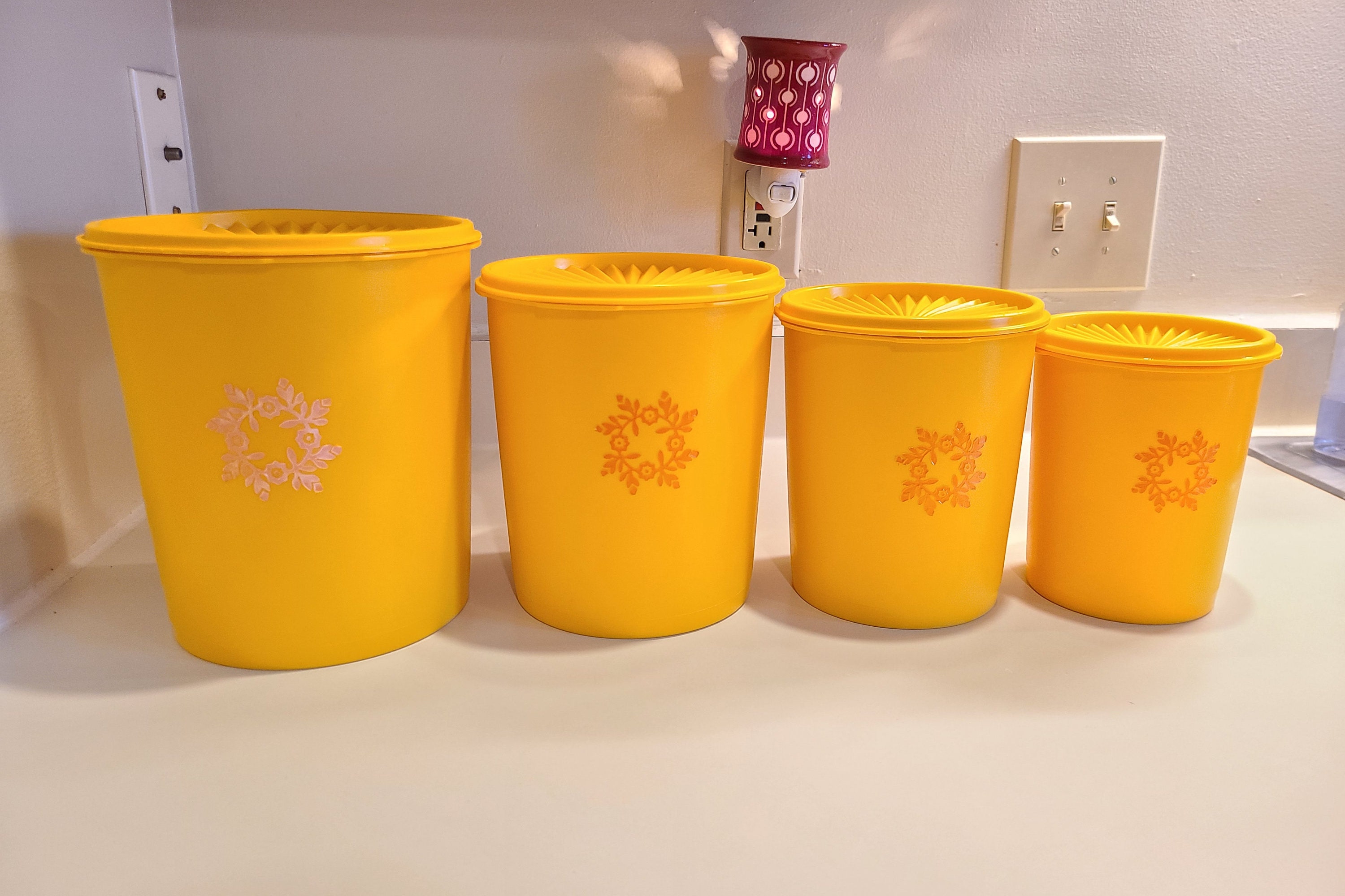 Vintage Tupperware amarillo naranja recipiente conjunto con patrón de maíz  -  México