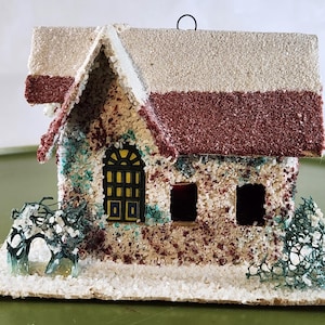 Casa rectangular japonesa de mediados de siglo con decoración navideña nostálgica de los años 50 con pintura salpicada y techo malva Putz Village