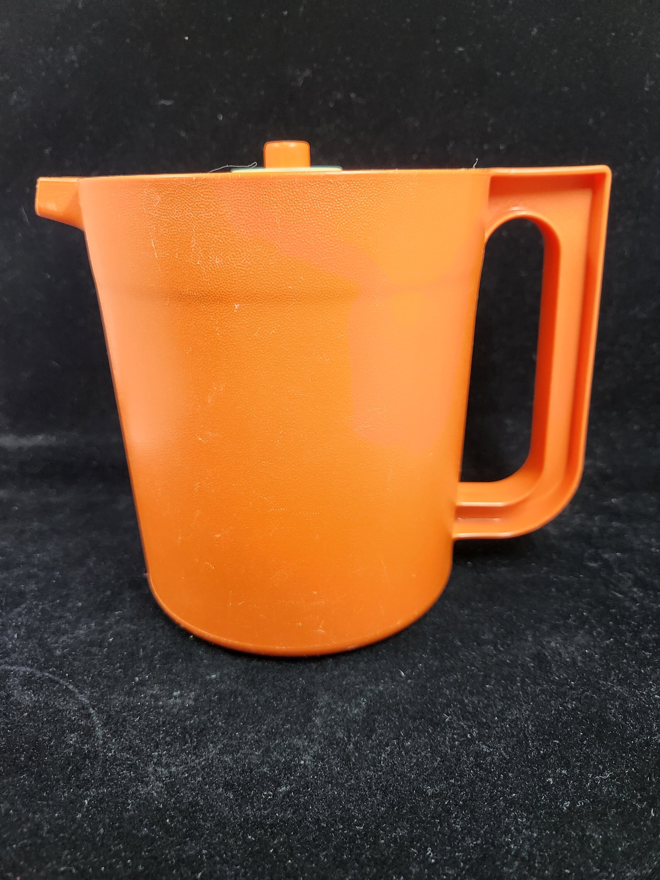 Early 70's Tupperware 2,2 Liters Orange Pitcher With White Push Button  Vacuum Lid 