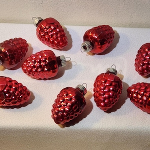 Neun glänzende rote Glastrauben aus der Mitte des Jahrhunderts in einer Vintage-Wrap-Weihnachtsschmuckbox