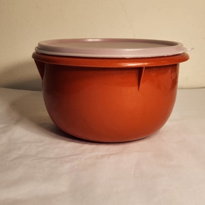 New TUPPERWARE Large 8 Cup Clear w/ Red Mixing Bowl #271