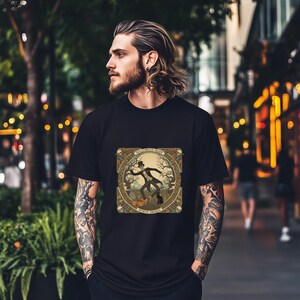 Puede incluir: Camiseta negra con un diseño de Halloween. El gráfico incluye una figura con sombrero de copa, árboles y el texto "HALLOWEEN NIGHT SPIRITS AWAKEN" en un marco decorativo. La camiseta la lleva una persona con tatuajes.