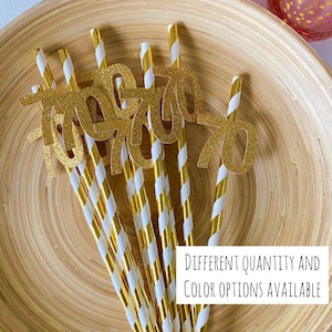 K&ouml;nnte beinhalten: Goldene Glitzer-Strohhalme mit der Nummer 70 mit wei&szlig;en und goldenen gestreiften Papierstrohhalmen. Verschiedene Mengen und Farben verf&uuml;gbar.
