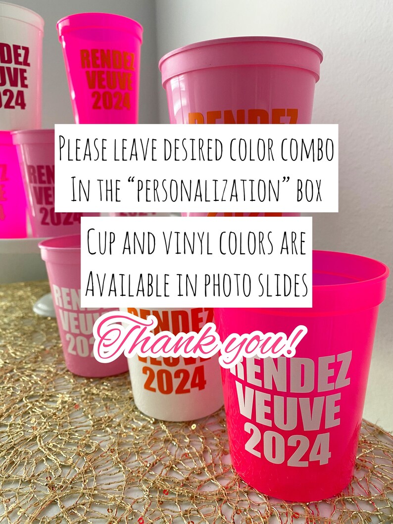 Peut inclure: Des gobelets en plastique rose, blanc et orange avec le texte "Rendez Vous 2024" imprim&eacute; dessus. Les gobelets sont dispos&eacute;s sur une nappe de table dor&eacute;e. Le texte "Veuillez laisser la combinaison de couleurs souhait&eacute;e dans la case "personnalisation". Les couleurs des gobelets et du vinyle sont disponibles dans les diapositives photo. Merci !" est &eacute;crit sur un rectangle blanc.