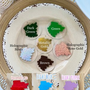 Peut inclure: Assortiment de disques de r&eacute;sine ronds de diff&eacute;rentes couleurs et finitions. Les couleurs comprennent le vert fonc&eacute;, le vert, l'argent holographique, l'or m&eacute;tallis&eacute;, l'or rose holographique, le brun, le rouge holographique, le bleu clair et le violet clair.