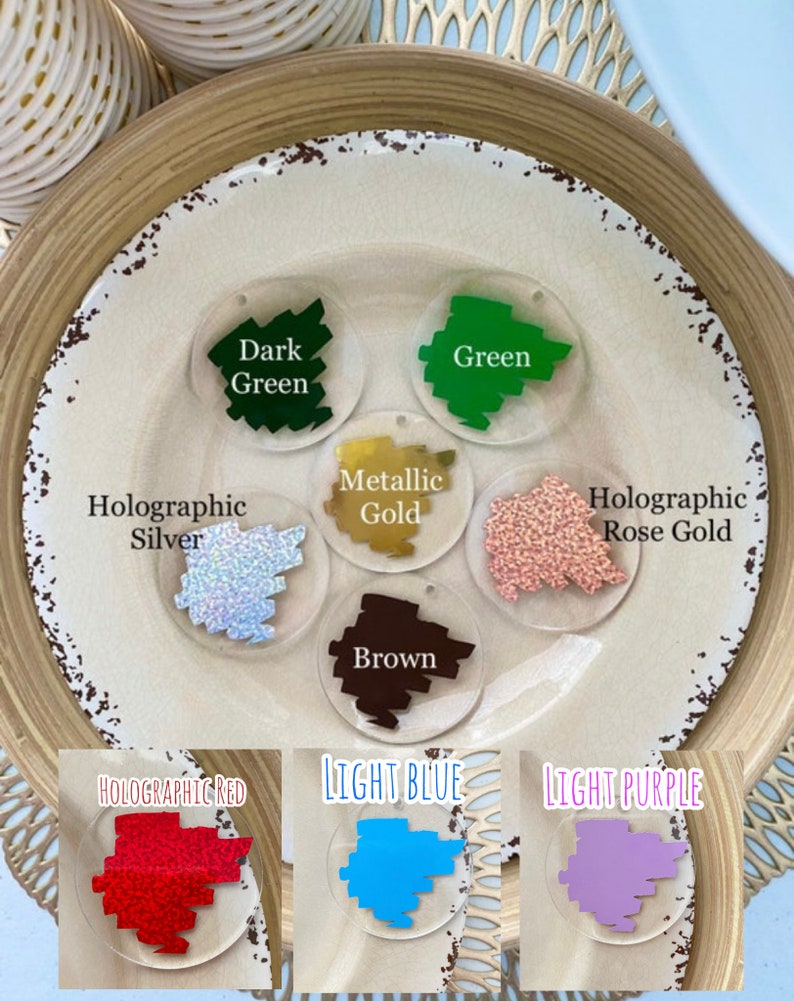 Peut inclure: Assortiment de disques de r&eacute;sine ronds de diff&eacute;rentes couleurs et finitions. Les couleurs comprennent le vert fonc&eacute;, le vert, l'argent holographique, l'or m&eacute;tallis&eacute;, l'or rose holographique, le brun, le rouge holographique, le bleu clair et le violet clair.