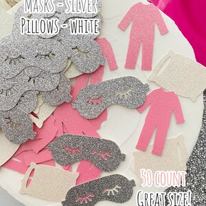 Pode incluir: Um conjunto de 50 decora&ccedil;&otilde;es para festas com pijamas rosa claro, m&aacute;scaras de olhos prateadas e almofadas brancas. As decora&ccedil;&otilde;es medem de 5 a 6,5 cm.  "50 COUNT GREAT SIZE! 2-2.5 INCH"