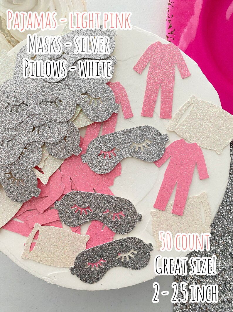Pode incluir: Um conjunto de 50 decora&ccedil;&otilde;es para festas com pijamas rosa claro, m&aacute;scaras de olhos prateadas e almofadas brancas. As decora&ccedil;&otilde;es medem de 5 a 6,5 cm.  "50 COUNT GREAT SIZE! 2-2.5 INCH"