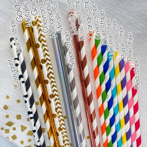 K&ouml;nnte beinhalten: Sortiment von 16 Papierstrohhalmen mit verschiedenen Farben und Mustern, darunter Kuhmuster, schwarzer Streifen, goldener Streifen, Metallic-Gold, Chevron-Gold, holografisches Silber, Metallic-Silber, Silberstreifen, Metallic-Ros&eacute;gold, Ros&eacute;gold-Streifen, orangefarbener Streifen, gr&uuml;ner Streifen, blauer Streifen, hellblauer Streifen, gelber Streifen, lila Streifen, rosa Streifen und roter Streifen.