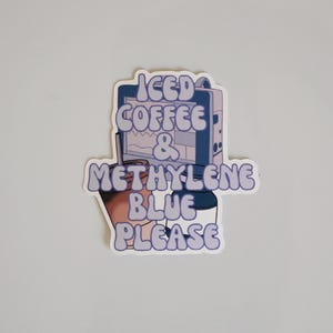 Może przedstawiać: Naklejka z kreskówkową ilustracją worka do infuzji i kubka z lodowatą kawą. Tekst brzmi "Iced Coffee & Methylene Blue Please".
