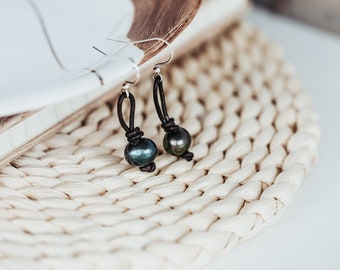 Brincos Boho de Couro com Nó e Pingentes de Pérola de Água Doce - Joias Boho Feitas à Mão - Presente Ideal