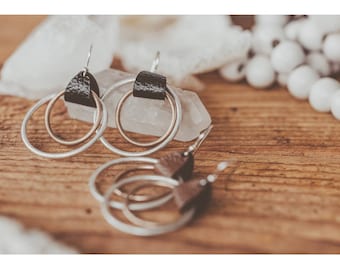 Brincos de argola dupla pendentes em metal misto