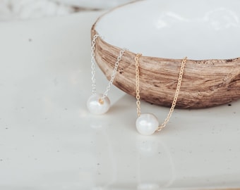 Colar minimalista com uma única pérola em corrente, presente para madrinhas.