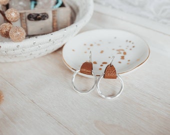 Brincos de argola martelados em couro, presente para namorado ou mãe.