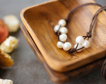 Colar de couro com pérolas: pérolas de água doce com 3 fios entrelaçados