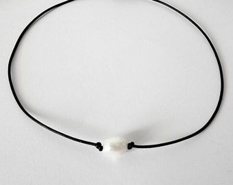 Perla barroca blanca de agua dulce, collar de cuero negro,