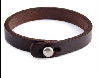 Pulseira de couro ajustável unissex - Marrom e preta, ideal para presentear namorado(a) ou para homens e mulheres.