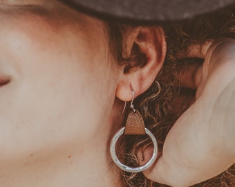 Brincos de argola em metal martelado com detalhe em couro genuíno - estilo rústico