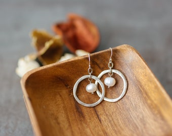 Presente para o Dia das Mães: brincos de argola com pingente de pérola.