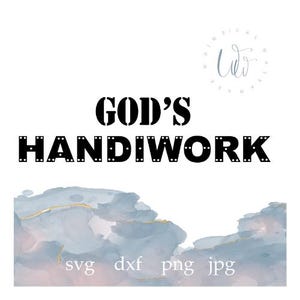 Può includere: Testo nero su sfondo bianco che recita "GOD'S HANDIWORK" in un carattere audace, simile a uno stencil. Sotto il testo c'è un design ad acquerello nei toni del blu e dell'oro. I tipi di file sono: svg, dxf, png e jpg.