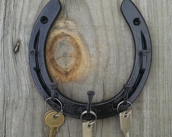 Brass Home Décor Horseshoe Form Key Organiser Brass Key Hanger with Two Horse Heads Antique Look Vintage Brass Key Hook Rustic Finish Cultural Hub ® J92-100-0026 Lovely Ornate Brass Vintage Horseshoe Key Holder Brass Home Décor Horseshoe Form Key Organiser Brass Key Hanger with Two Horse Heads Antique Look Vintage Brass Key Hook Rustic Finish Cultural Hub ® J92-100-0026 Lovely Ornate Brass Vintage Horseshoe Key Holder