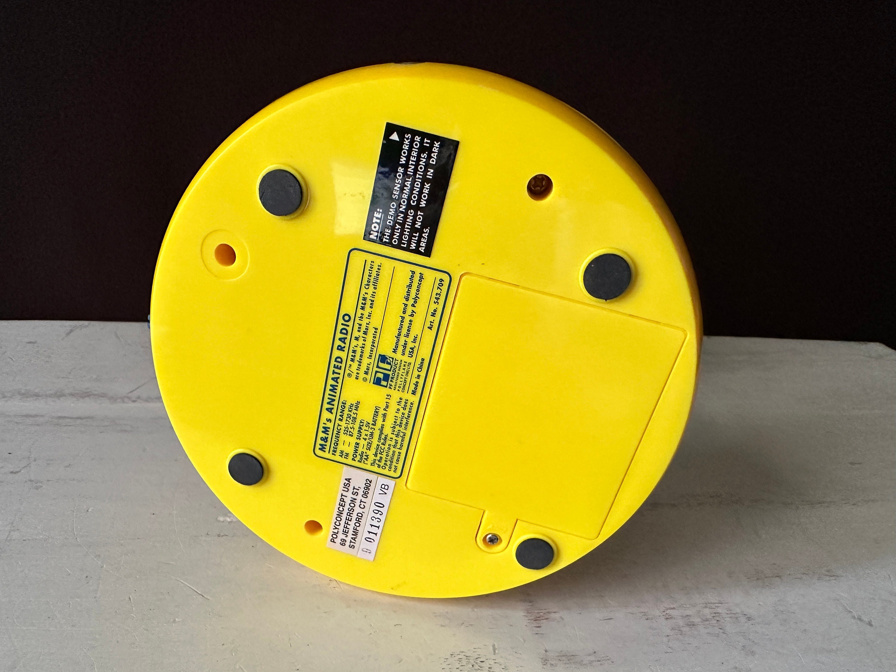 M&m's BLUE Animated AM/FM Radio W/built in Speaker Talking Motion