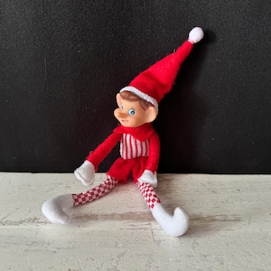 Duendes navideños articulados de fieltro con forma de duende, ideales para colocar sobre estantes, con patas a cuadros únicas (años 60).