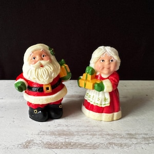 Saleiros e pimenteiros de plástico vintage da década de 1980 em formato de Papai Noel, da HALLMARK CARDS