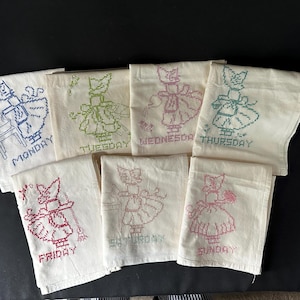 Strofinacci da cucina vintage ricamati a mano con il giorno della settimana, modello BONNET GIRLS