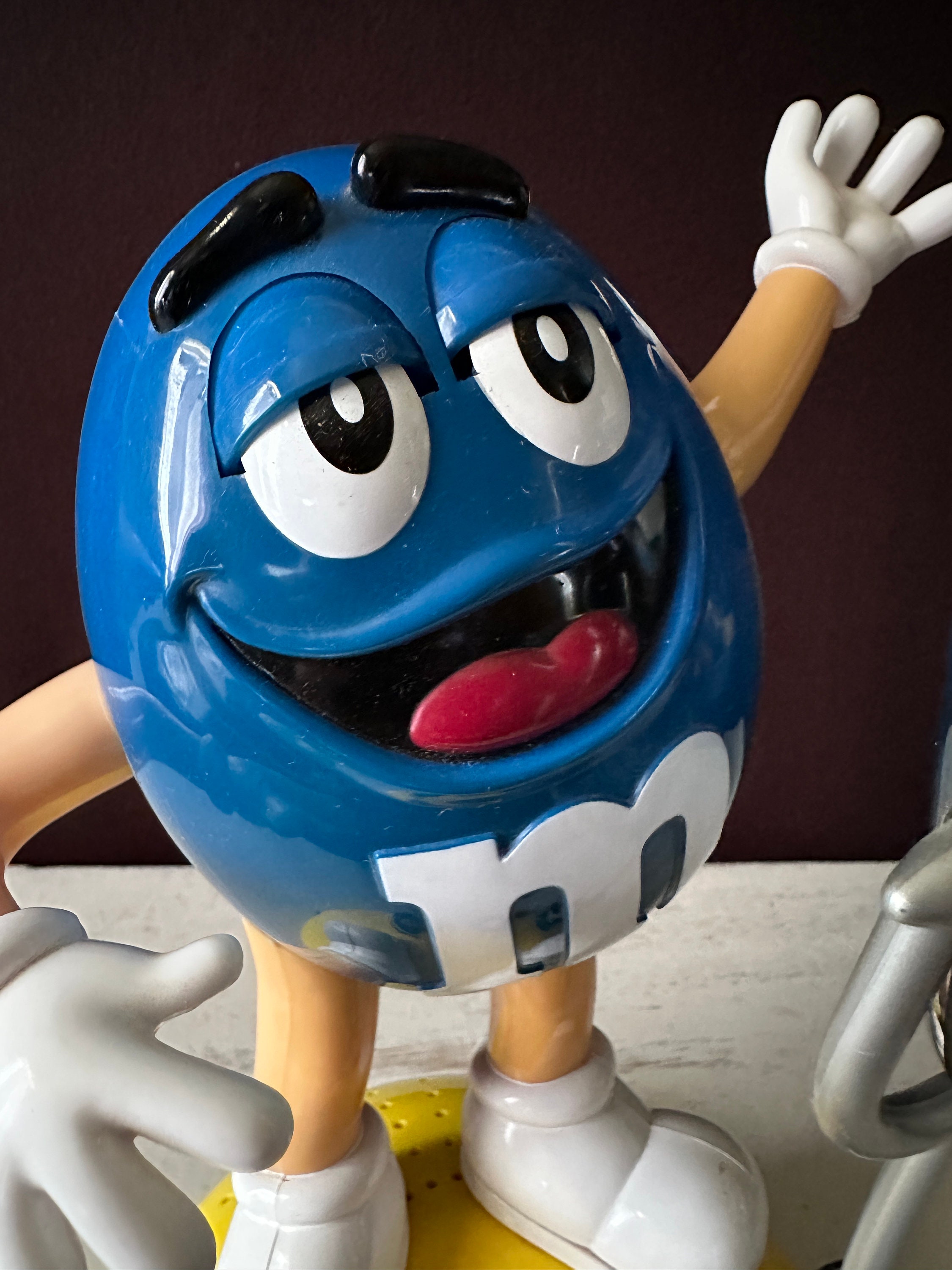M&m's BLUE Animated AM/FM Radio W/built in Speaker Talking