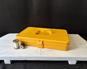 Vintage WILSON WIL-HOLD Plastic Sewing Box Harvest Gold – full of spools of thread!