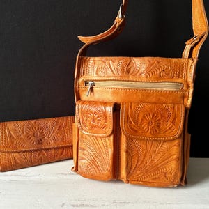 Hermoso bolso de hombro vintage para mujer de cuero labrado a mano con billetera a juego, hecho en Paraguay