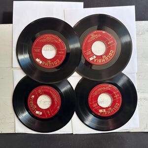 Lote de cuatro fantásticos y vibrantes discos de 7” de 45 RPM de LOUIS ARMSTRONG