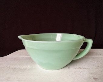 Vintage Jadeite Green Fire-king Batter Bowl With Pour Spout
