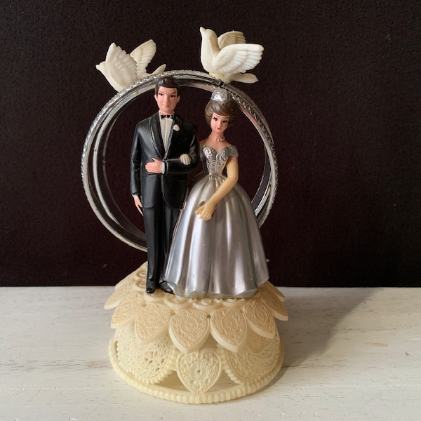 1982 WILTON Wedding Cake Topper – Brunette Bride & Groom White Doves and Silver Wedding Rings