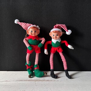 Adornos vintage de fieltro rojo y verde con forma de duende o elfo, con cara de goma, que se ajustan a las rodillas. Se venden por separado.