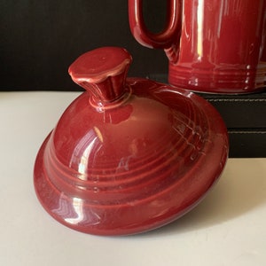 P86 Fiestaware Cinnabar Mini Disc Krug, Teekanne Deckel und Pfefferstreuer - Separat erhältlich